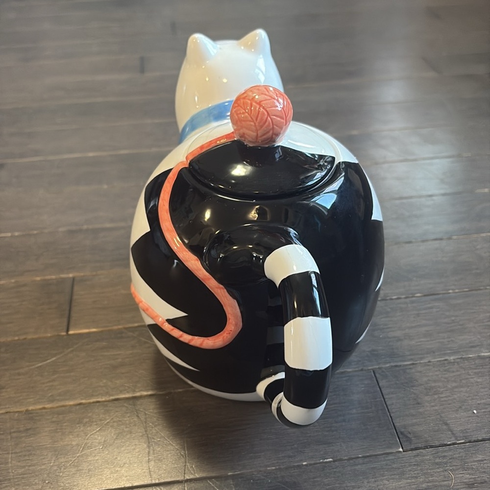 White and Black Cat with Pink Yarn Kitchen Basics Vintage Teapot - Picture 4 of 9